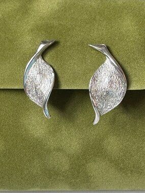 Elizabeth Morrey Clip On Earrings Silver Tone Leaves